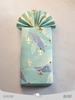 کاغذ کادو طلاکوب طرح پر Paper gift with feather design